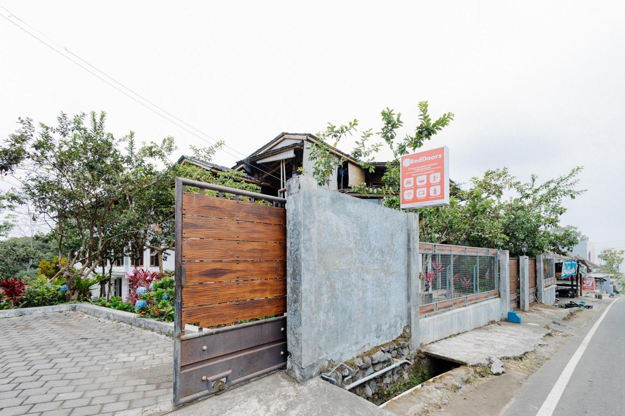 Reddoorz Syariah At Wisma Djokorio Poncokusumo Μαλάνγκ Εξωτερικό φωτογραφία