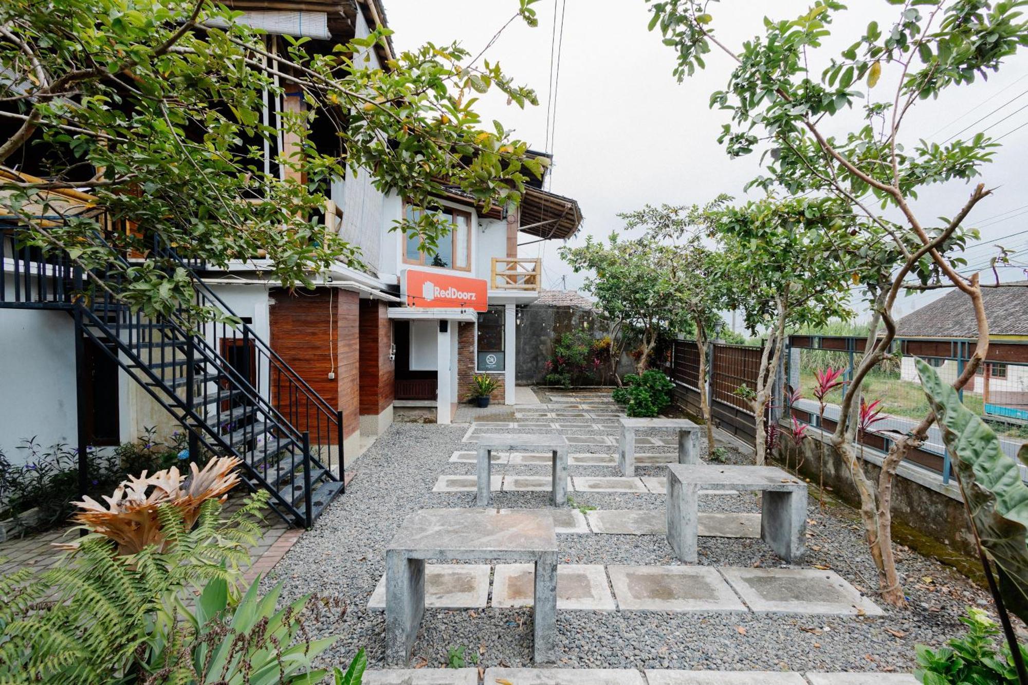 Reddoorz Syariah At Wisma Djokorio Poncokusumo Μαλάνγκ Εξωτερικό φωτογραφία