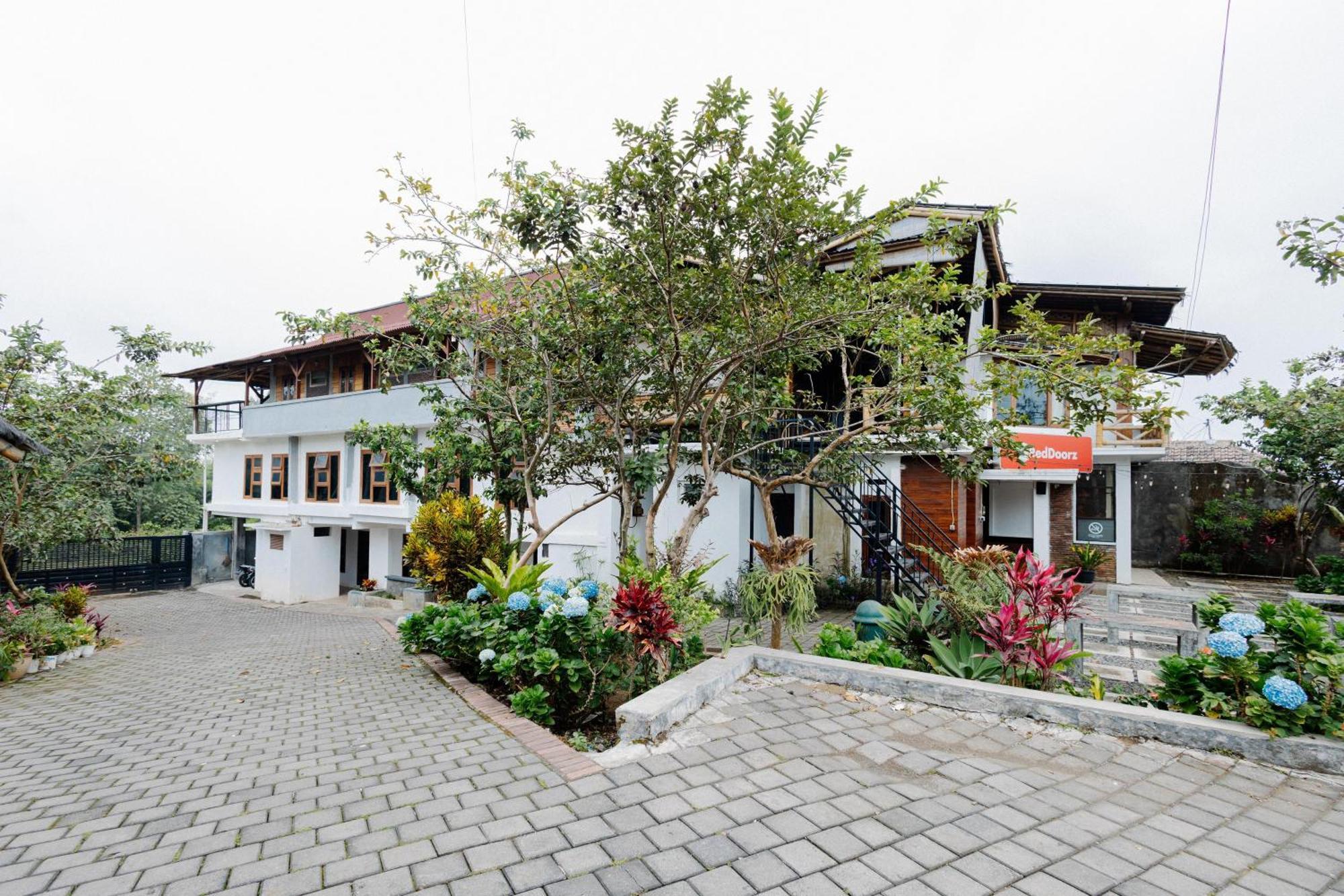 Reddoorz Syariah At Wisma Djokorio Poncokusumo Μαλάνγκ Εξωτερικό φωτογραφία