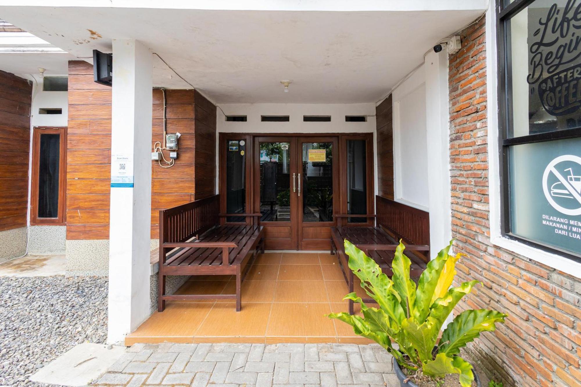 Reddoorz Syariah At Wisma Djokorio Poncokusumo Μαλάνγκ Εξωτερικό φωτογραφία