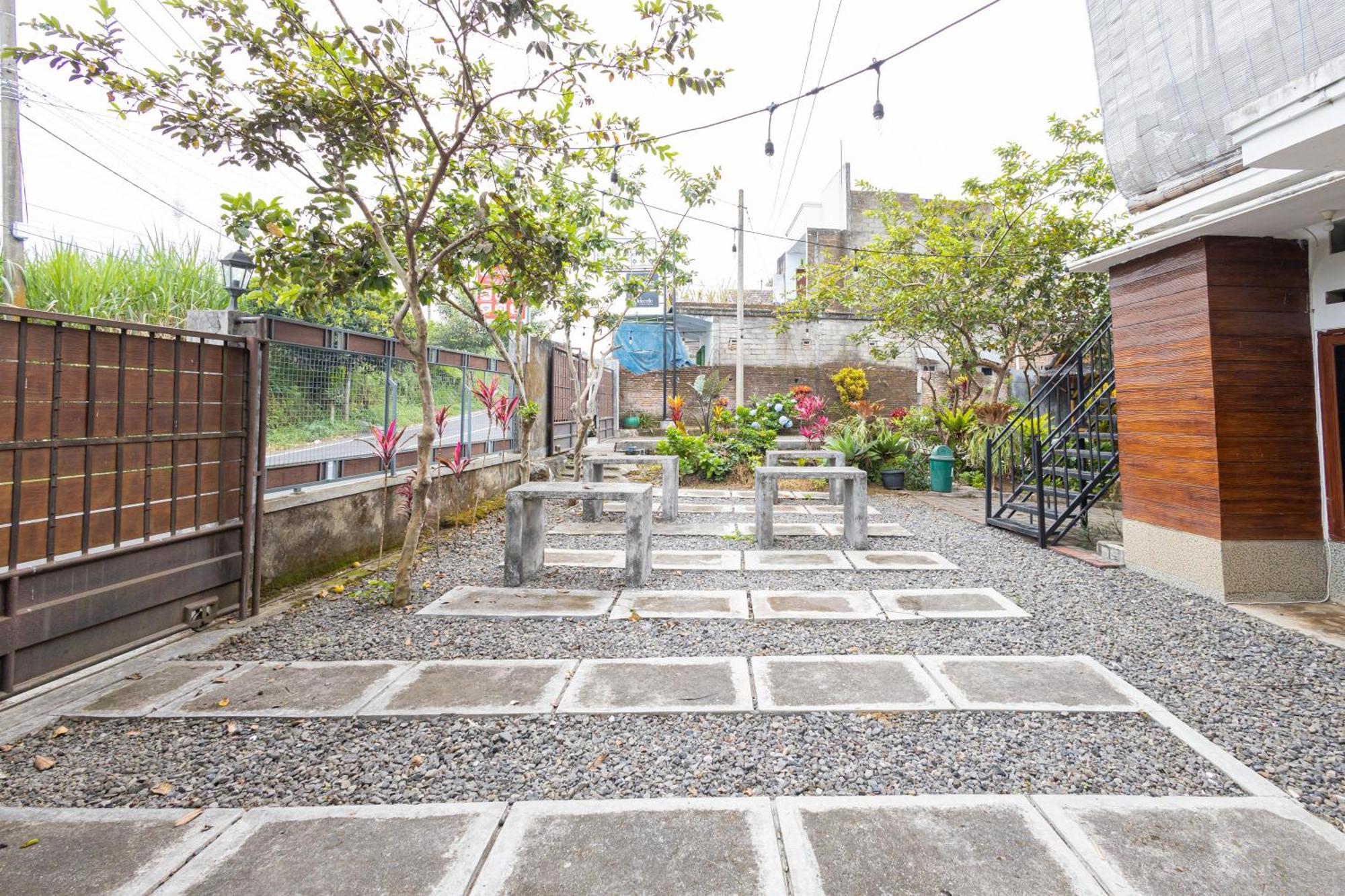 Reddoorz Syariah At Wisma Djokorio Poncokusumo Μαλάνγκ Εξωτερικό φωτογραφία